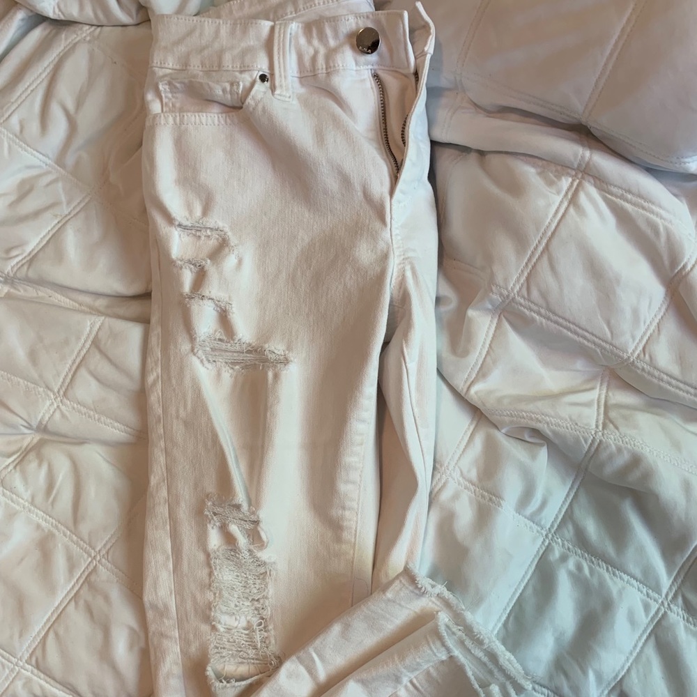 White distressed jeans